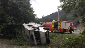 Illustration : Les pompiers interviennent et sauvent un chien pris au piège sous un camping-car