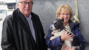 Illustration : Président de la commission européenne, Jean-Claude Juncker adopte un chien au passé douloureux