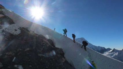 Illustration : Ils rencontrent un chien dans les montagnes népalaises à 6000 mètres d'altitude et atteignent le sommet, ensemble !  