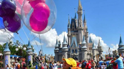 Illustration : Grâce a son chien d'assistance, une jeune femme peut enfin visiter Disneyland