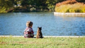 Illustration : 12 photos d'enfants qui n'ont d'yeux que pour leur chat et le montrent ! 