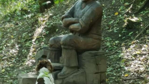 Illustration : La vidéo de ce chien perplexe face à une statue refusant de lui lancer le bâton est un pur moment de bonheur