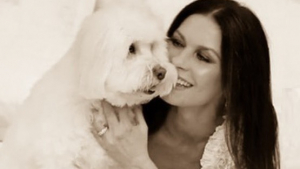 Illustration : Catherine Zeta-Jones pleure son chien et lui rend un émouvant hommage