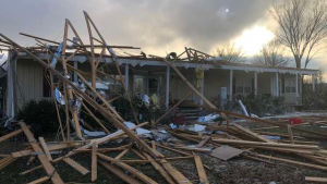 Illustration : Retrouvailles entre une famille et ses animaux après qu'une tornade se soit abattue sur leur maison ! 