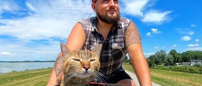 Sauve Lors D Un Periple A Velo Ce Chat Est Aujourd Hui Le Partenaire De Voyage Parfait Pour Cet Homme