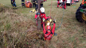 Illustration : Appuyés par les forces du GRIMP, les pompiers tentent de sauver un chien tombé dans un puits de 20 mètres de profondeur !