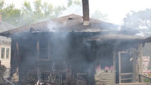 Illustration : Un garçon au courage héroïque récompensé par PETA, reçoit une médaille pour avoir sauvé un chien dans une maison en feu !