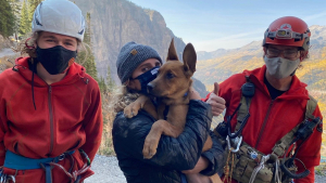 Illustration : Un duo d'amis risque sa vie pour sauver celle d'un chiot coincé dans la montagne après une chute de plusieurs mètres !