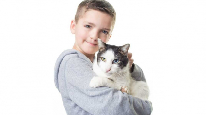 Illustration : Un garçon de 7 ans harcelé et gêné par son apparence reprend confiance grâce à l'adoption d'un chat qui lui ressemble !