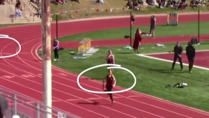 Illustration : Un chien se faufile par surprise sur la piste d’athlétisme d’un lycée et participe à la course ! (Vidéo)