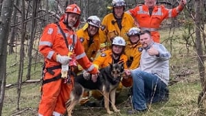 Illustration : Une femme appelle les secours après avoir découvert avec horreur son chien bloqué dans un puits de mine