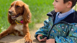 Illustration : L'histoire magnifique d'un petit garçon autiste qui apprend à s'ouvrir aux autres grâce à sa chienne