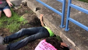 Illustration : Un homme adroit rampe sous une plaque en béton pour secourir une portée de 6 chatons