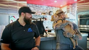 Illustration : L'acteur et ancien catcheur Dave Bautista offre 5 000 dollars pour retrouver l'agresseur d'un chiot maltraité qu'il a adopté