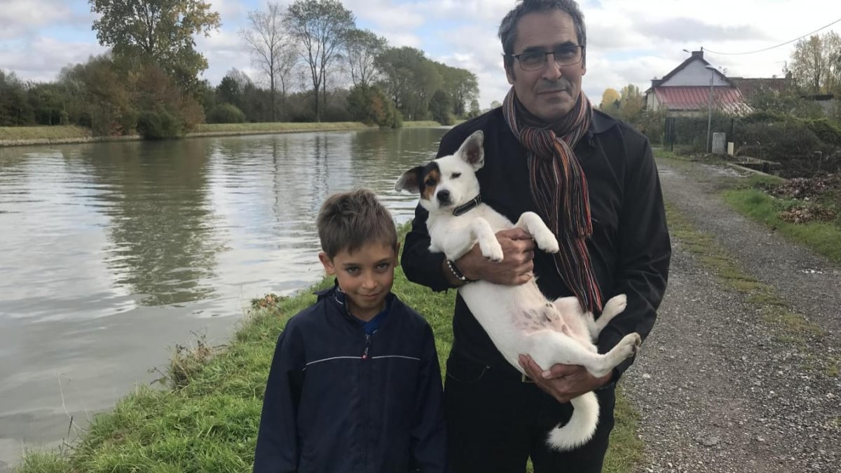 Illustration : "Un homme équipé d'une épuisette devient le héros d'un Jack Russell victime de noyade"