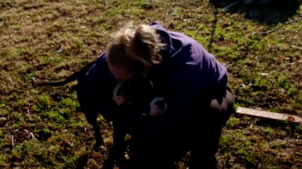 Illustration : Le moment réconfortant où une femme retrouve sa chienne dans les décombres après le passage d'une tornade (vidéo)