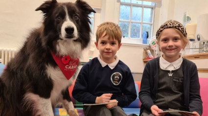 Illustration : Ces enfants reçoivent la visite d'un chien de thérapie qui les soutient dans leur apprentissage de la lecture