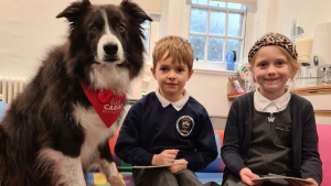 Illustration : Ces enfants reçoivent la visite d'un chien de thérapie qui les soutient dans leur apprentissage de la lecture