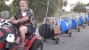 Illustration : Un couple sauve une douzaine de chiens de la rue et construit un petit train pour les emmener en promenade ! (Vidéo)