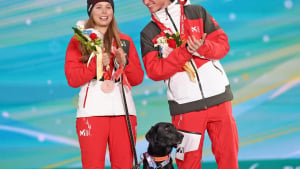 Illustration : Jeux paralympiques : une skieuse de fond autrichienne gravit les marches du podium et offre une médaille à son chien guide (vidéo)