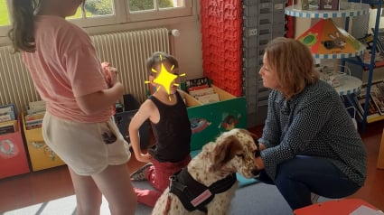 Illustration : Avec l'aide de son chien, elle permet aux enfants de progresser en lecture 