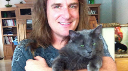 Illustration : Bassiste du groupe de métal Megadeth, David Ellefson pleure Percy, son chat et ami depuis 16 ans