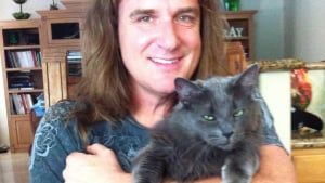 Illustration : Bassiste du groupe de métal Megadeth, David Ellefson pleure Percy, son chat et ami depuis 16 ans