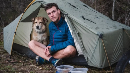 Illustration : Un chien globe-trotter et son maître bouclent leur tour du monde à la marche en 7 ans