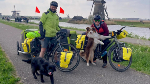 Illustration : Un couple de Mayennais rejoint le cap Nord à vélo avec ses 2 chiens