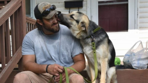 Illustration : Un chien d'assistance rencontre son ami pour la vie, un ancien militaire, grâce à une association