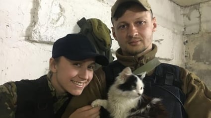 Illustration : Un couple de tireurs d’élite ukrainien sauve des animaux dans le besoin sur le champ de bataille