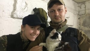 Illustration : Un couple de tireurs d’élite ukrainien sauve des animaux dans le besoin sur le champ de bataille