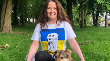 Illustration : Une femme récolte plus de 51 000 euros de fonds en organisant une marche canine en faveur des chiens nécessiteux d’Ukraine 