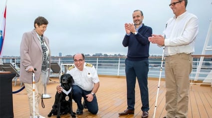 Illustration : Une chienne d’assistance reçoit un prix pour avoir passé plus de 700 jours sur un bateau de croisière avec sa maîtresse aveugle