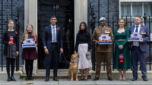 Illustration : La chienne du nouveau Premier ministre britannique fait une entrée remarquée au 10 Downing Street