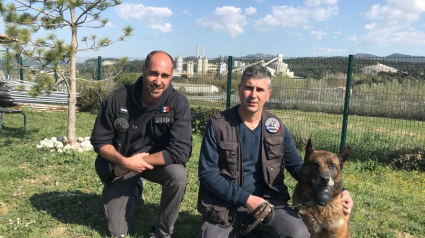 Illustration : 2 policiers sont mis à l'honneur pour avoir créé la première maison de retraite pour chiens policiers en France