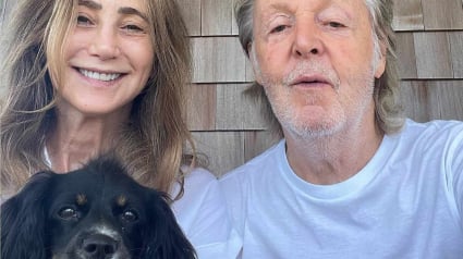 Illustration : Paul McCartney et sa compagne présentent le nouveau membre de leur famille, un chien adopté en refuge !