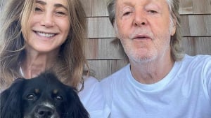 Illustration : "Paul McCartney et sa compagne présentent le nouveau membre de leur famille, un chien adopté en refuge !"