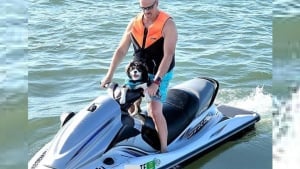 Illustration : Un chien et son maître effectuent un incroyable périple en jet ski pour la bonne cause