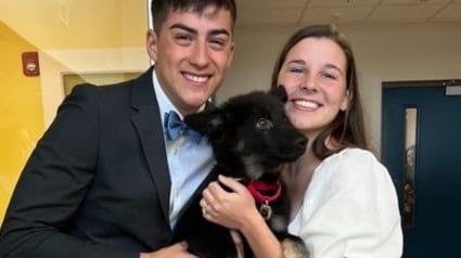 Illustration : Un couple avance son mariage pour adopter un chiot de refuge dans la foulée de la cérémonie