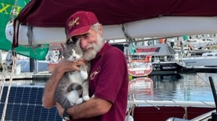 Illustration : L'arrivée d'Oli, le chat star d'une célèbre course à la voile, attendue par des dizaines de personnes sur le quai