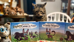 Illustration : Après avoir été sauvé sur une route très fréquentée, Sticky le chat est devenu le héros d’une série de livres pour enfants