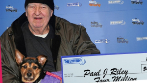 Illustration : "Le propriétaire du chien Raven remporte le jackpot à un jeu de grattage et fait un don généreux à un refuge pour animaux"