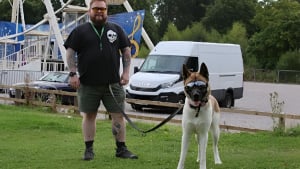 Illustration : "Cet homme revenant de loin raconte comment sa chienne devant porter des lunettes lui a sauvé la vie lorsqu'il était au creux de la vague"