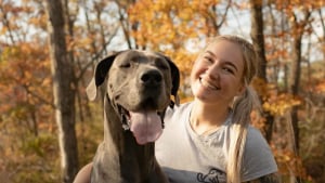 Illustration : "Souffrant d’un trouble alimentaire et de plusieurs handicaps, une jeune femme peut compter sur le soutien de son chien d’assistance pour affronter le quotidien (vidéo)"