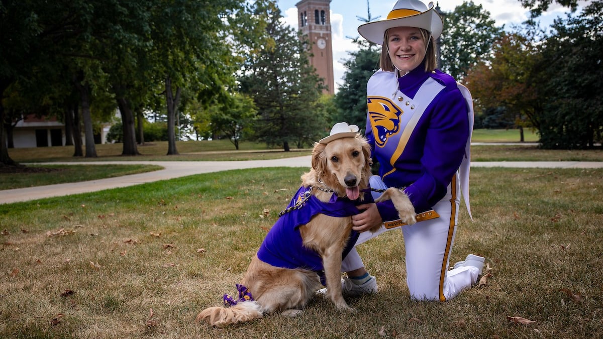 Illustration : "En accompagnant sa maîtresse sur le terrain, ce chien d’assistance est devenu la star de la fanfare universitaire (vidéo)"