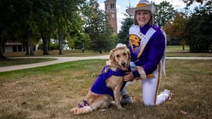 Illustration : En accompagnant sa maîtresse sur le terrain, ce chien d’assistance est devenu la star de la fanfare universitaire (vidéo)