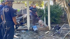 Illustration : "Une famille, croyant avoir perdu son chien dans l'explosion de sa maison, retrouve espoir en entendant ses aboiements sous les décombres 6 jours plus tard"