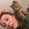 Illustration : Un chaton errant rejeté par sa mère et jouant dangereusement sur la route attire l'attention d'une jeune femme décidée à le sauver (vidéo)