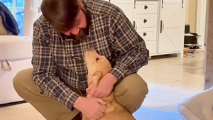 Illustration : "Une chienne heureuse d'être adoptée et aimée réserve toujours une grande fête à son humain préféré (vidéo)"